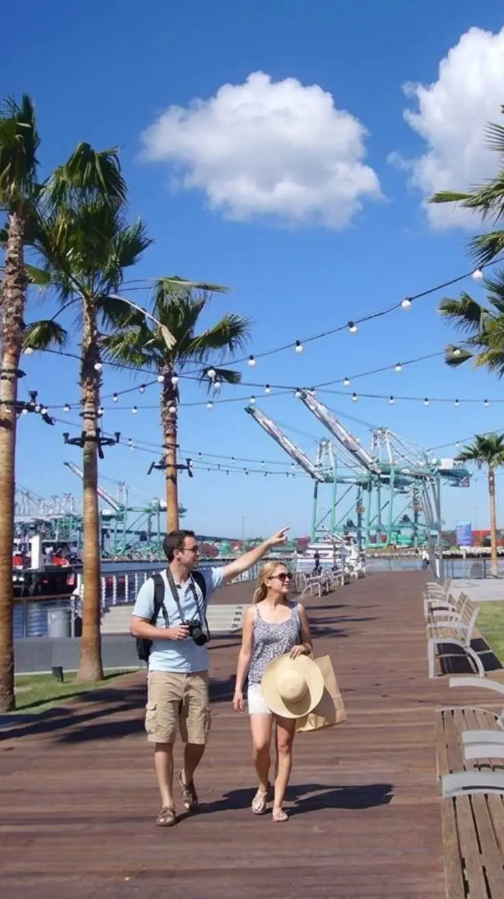 Couple at San-Pédro Cruise Ship Port