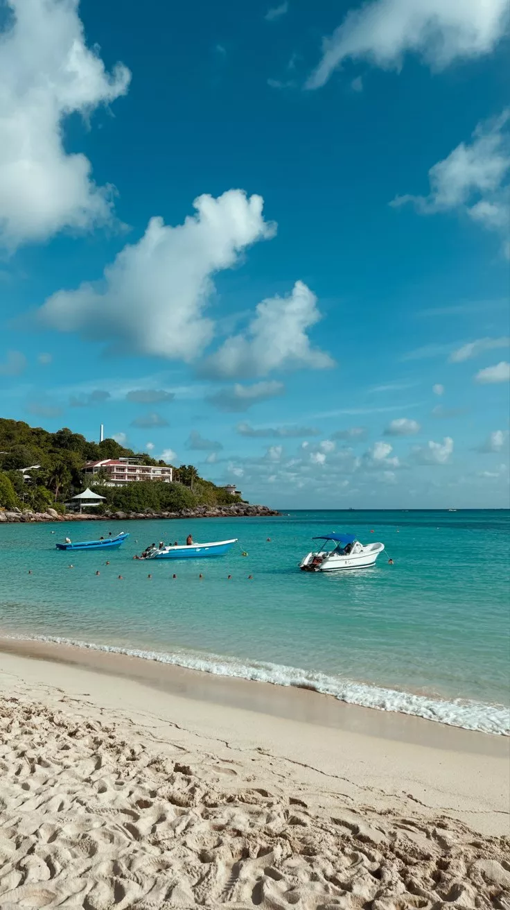 Scena di spiaggia di Antigua. Nessun testo o parola nell'immagine.