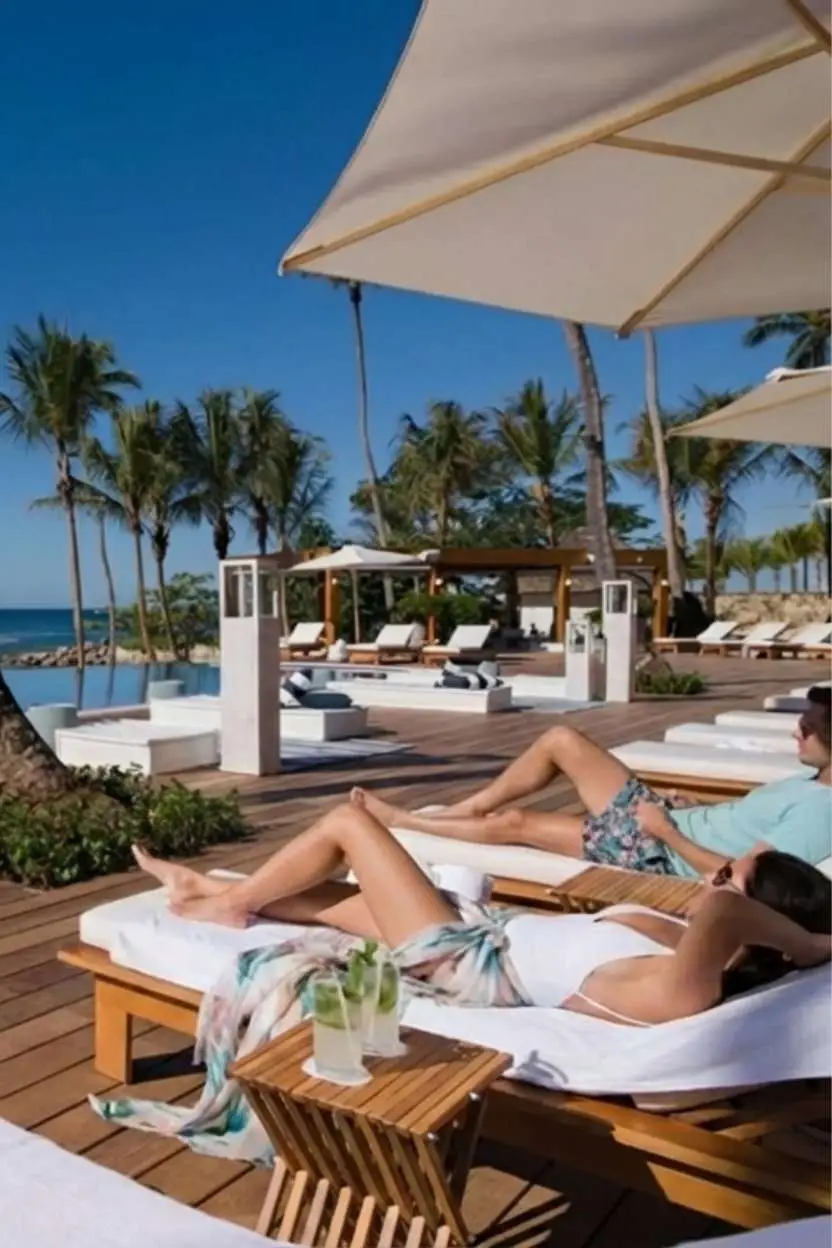 Couple enjoying a day at Casa de Campo on a day pass from their cruise ship